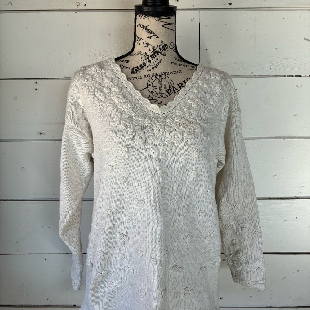 Elegant Cream V-Neck Sweater with Floral Accents - Picture 2 of 5
